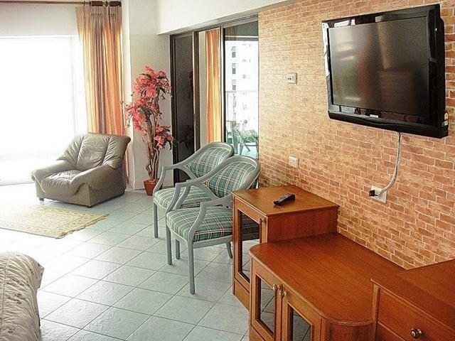 Condominium For Sale Naklua showing the living area Condominium For Sale Naklua showing the living area