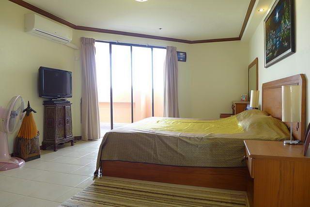 Condominium For Sale Jomtien showing the bedroom and balcony Condominium For Sale Jomtien showing the bedroom and balcony