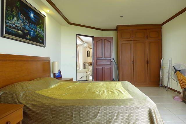 Condominium For Sale Jomtien showing the bedroom and built-in closet Condominium For Sale Jomtien showing the bedroom and built-in closet
