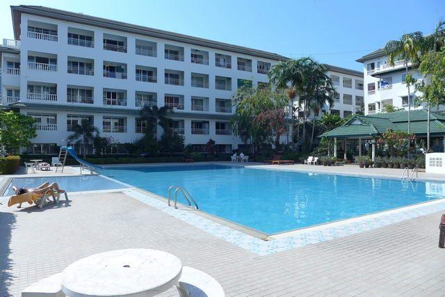 Condominium for sale in Jomtien showing the large pool Condominium for sale in Jomtien showing the large pool