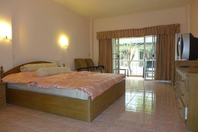 Condominium for sale in Jomtien showing the bed, living area and balcony Condominium for sale in Jomtien showing the bed, living area and balcony