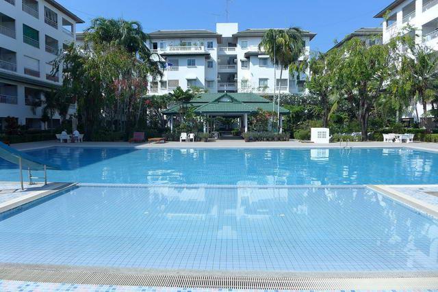 Condominium for sale in Jomtien showing the large communal pool Condominium for sale in Jomtien showing the large communal pool
