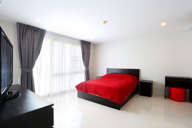 Condominium For Sale Pattaya showing the bedroom suite 