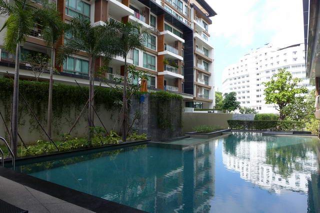 Condominium For Sale Pattaya showing the communal swimming pool