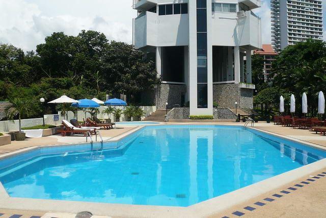Condominium for sale in Naklua Wong Amat showing the communal swimming pool Condominium for sale in Naklua Wong Amat showing the communal swimming pool