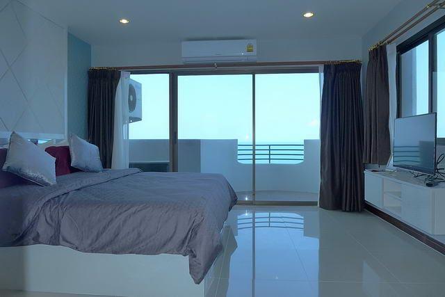 Condominium for sale at Ban Amphur Pattaya showing the master bedroom with balcony Condominium for sale at Ban Amphur Pattaya showing the master bedroom with balcony