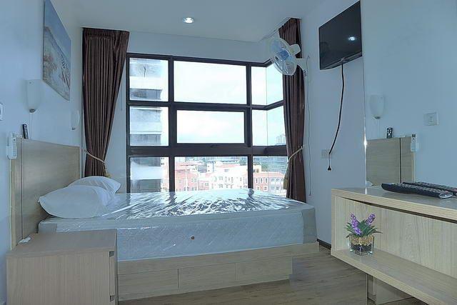 Condominium For Sale Pattaya showing the master bedroom Condominium For Sale Pattaya showing the master bedroom