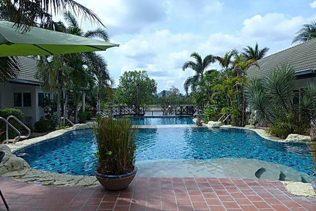 Commercial for sale Phoenix Pattaya showing the 2-tier swimming pool