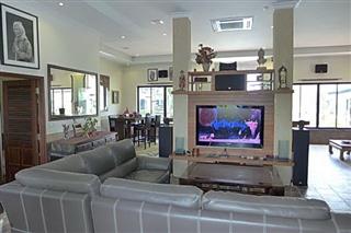 Commercial for sale Phoenix Pattaya showing the living room