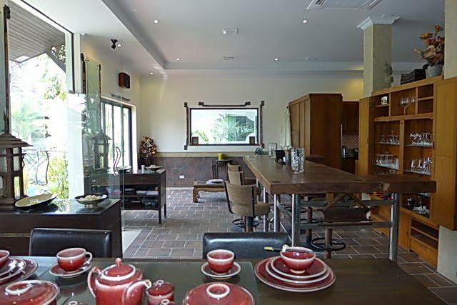 Commercial for sale Phoenix Pattaya showing the dining area 
