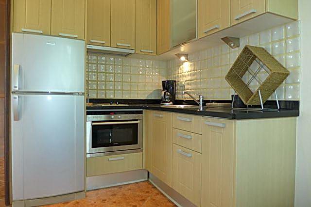 Commercial for sale Phoenix Pattaya showing a kitchen