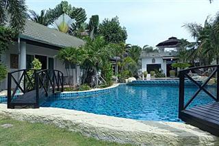 Commercial for sale Phoenix Pattaya showing the swimming pool and accommodation