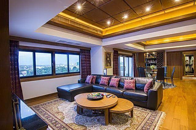 Condominium for sale in Pattaya showing the living and dining areas Condominium for sale in Pattaya showing the living and dining areas