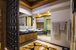 Condominium for sale in Pattaya showing the master bathroom