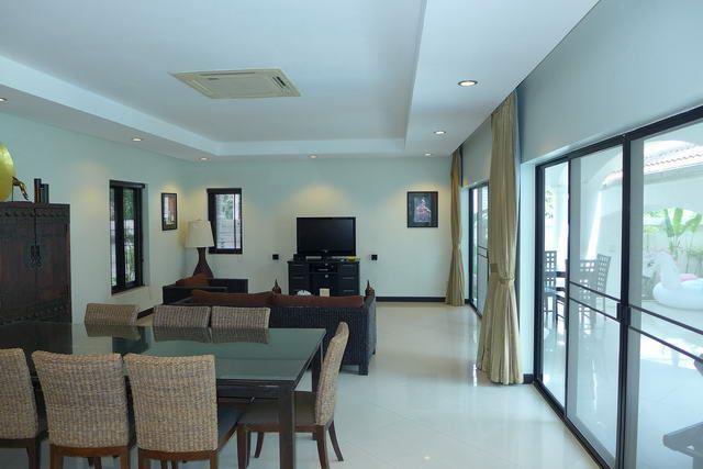 House for sale Na Jomtien showing the living and dining areas House for sale Na Jomtien showing the living and dining areas