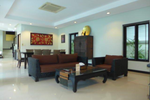 House for sale Na Jomtien showing the open plan living area 