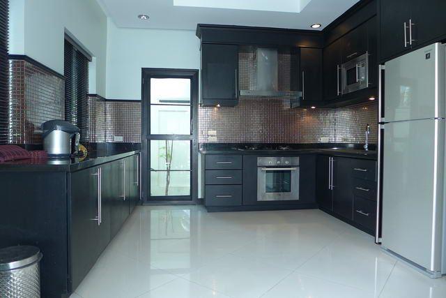 House for sale Na Jomtien showing the kitchen House for sale Na Jomtien showing the kitchen