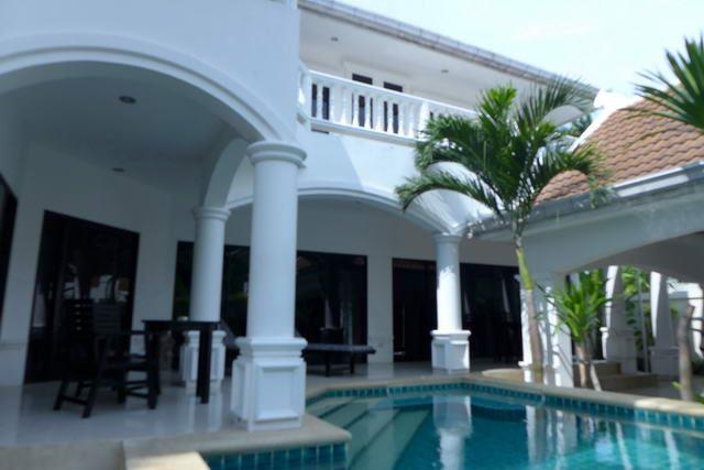 House for sale Na Jomtien showing the house and private swimming pool House for sale Na Jomtien showing the house and private swimming pool