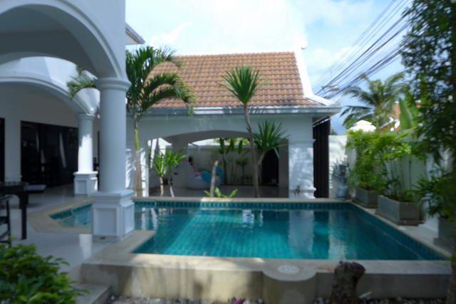 House for sale Na Jomtien showing the private swimming pool House for sale Na Jomtien showing the private swimming pool