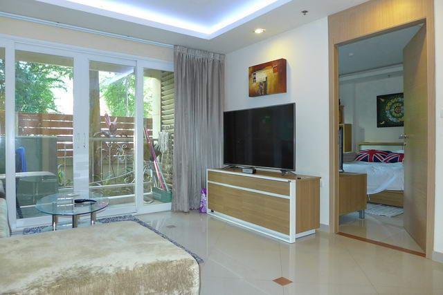 Condominium for sale Pattaya showing the living area and balcony Condominium for sale Pattaya showing the living area and balcony