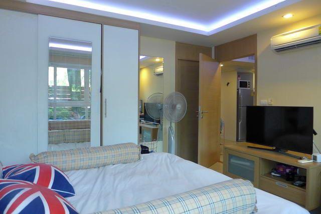 Condominium for sale Pattaya showing the bedroom suite Condominium for sale Pattaya showing the bedroom suite