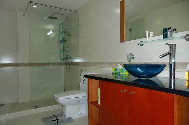 Condominium for sale Pattaya showing the bathroom Condominium for sale Pattaya showing the bathroom