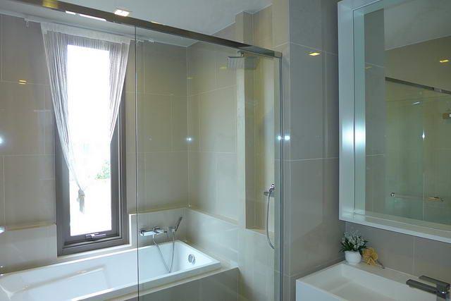 Condominium For Sale Wongamat showing the bathroom Condominium For Sale Wongamat showing the bathroom