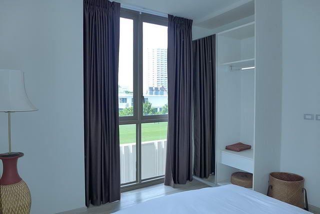 Condominium For Sale Wongamat showing the bedroom and view Condominium For Sale Wongamat showing the bedroom and view