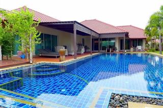  House for sale Huay Yai showing the house and pool