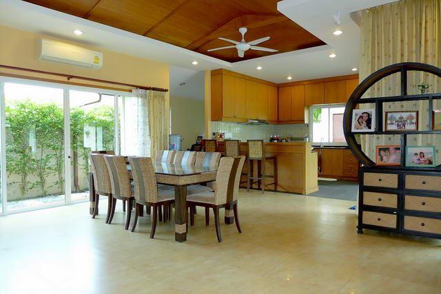 House for sale Huay Yai showing the dining and kitchen areas