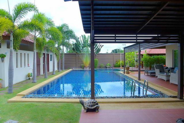 House for sale Huay Yai showing the private swimming pool