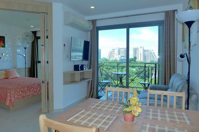 Condominium for sale Wong Amat showing the dining and living areas