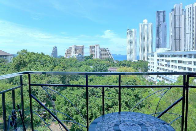 Condominium for sale Wong Amat showing the balcony view Condominium for sale Wong Amat showing the balcony view