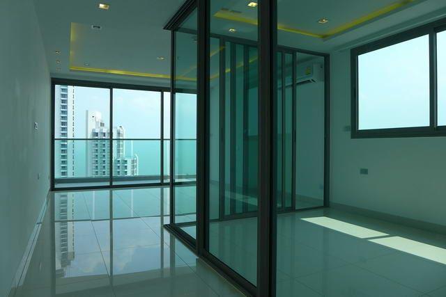 Condominium for sale Wong Amat Pattaya showing the bedroom and living room Condominium for sale Wong Amat Pattaya showing the bedroom and living room