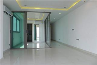 Condominium for sale Wong Amat Pattaya showing the sliding door to the bedroom