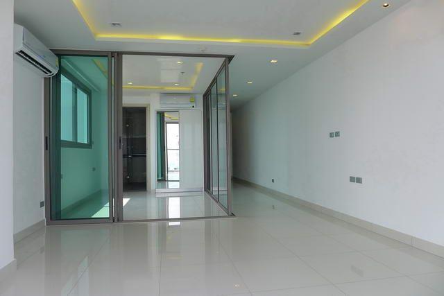 Condominium for sale Wong Amat Pattaya showing the sliding door to the bedroom