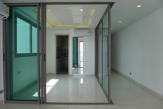 Condominium for sale Wong Amat Pattaya showing the bedroom suite Condominium for sale Wong Amat Pattaya showing the bedroom suite