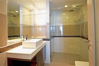 Condominium for sale Wong Amat Pattaya showing the bathroom