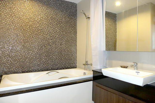 Condominium for sale Pattaya showing the second master bathroom