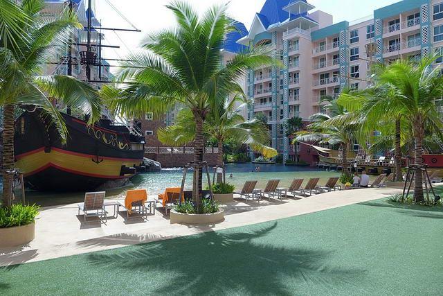 Condominium for sale Pattaya showing the communal swimming pool Condominium for sale Pattaya showing the communal swimming pool