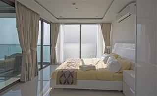 Condominium for sale Wong Amat Pattaya showing the master bedroom