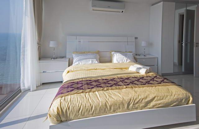 Condominium for sale Wong Amat Pattaya showing the master bedroom suite