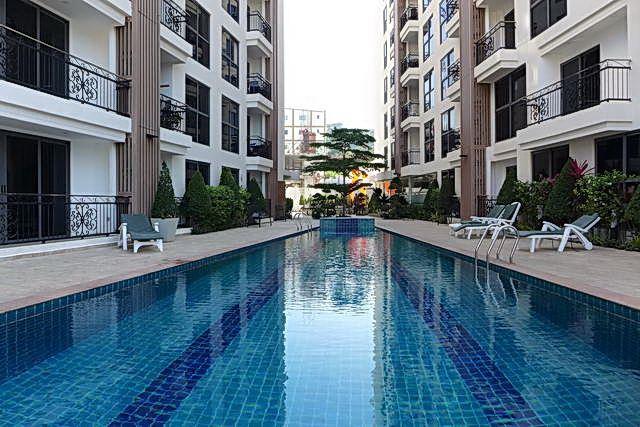 Condominium for sale Pratumnak Hill Pattaya showing the communal swimming pool
