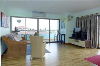 Condominium for sale Pattaya showing the living area
