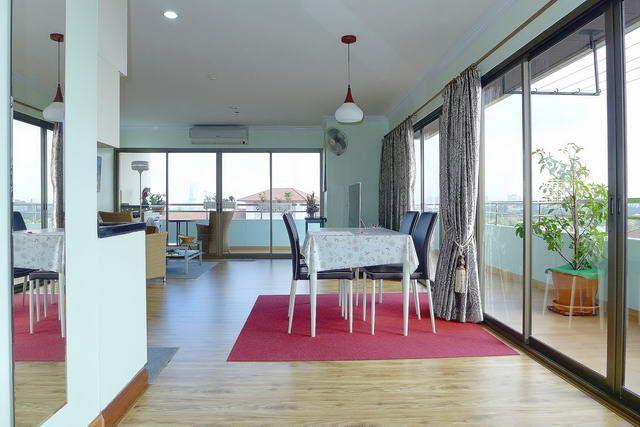 Condominium for sale Pattaya showing the dining area Condominium for sale Pattaya showing the dining area