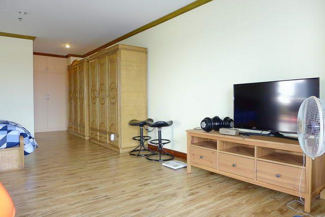 Condominium for sale Pattaya showing the bedroom suite Condominium for sale Pattaya showing the bedroom suite