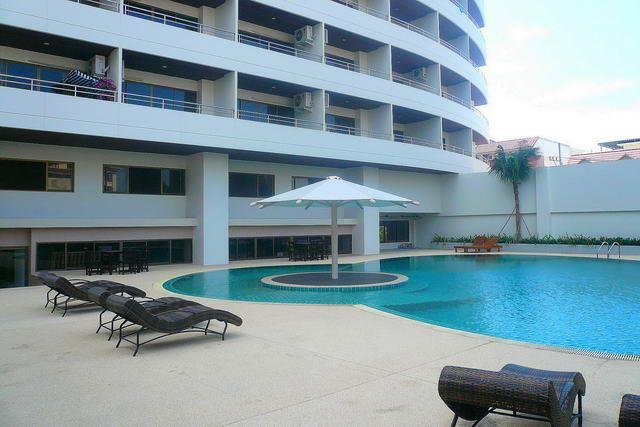Condominium for sale Pattaya showing the communal swimming pool Condominium for sale Pattaya showing the communal swimming pool
