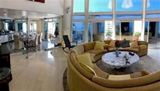 condominium for sale Wong Amat Pattaya showing the living and dining areas