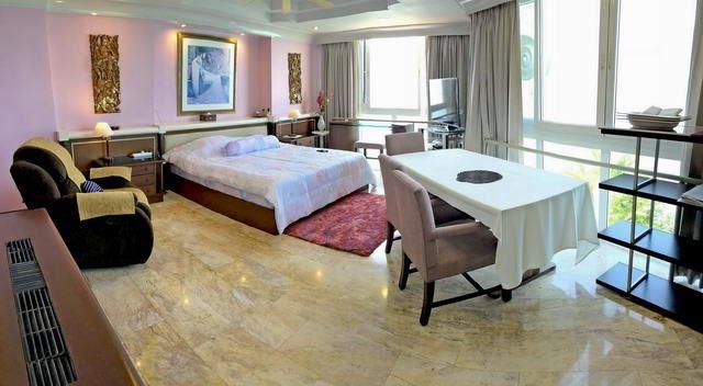 condominium for sale Wong Amat Pattaya showing the master bedroom condominium for sale Wong Amat Pattaya showing the master bedroom