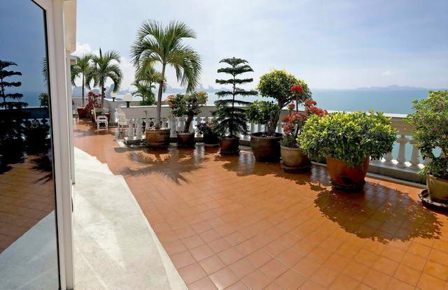 condominium for sale Wong Amat Pattaya showing the huge outside patio